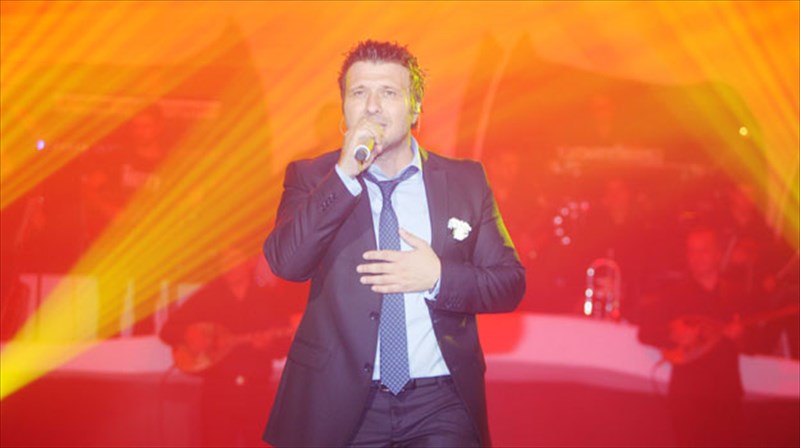 o-ploutarxos-se-enan-kainourgio-cosmo