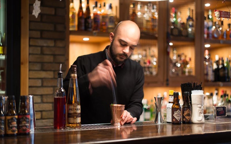 mathainoume-na-ftiaxnoume-cocktail-apo-ton-master-tou-shaker-kosta-lutra