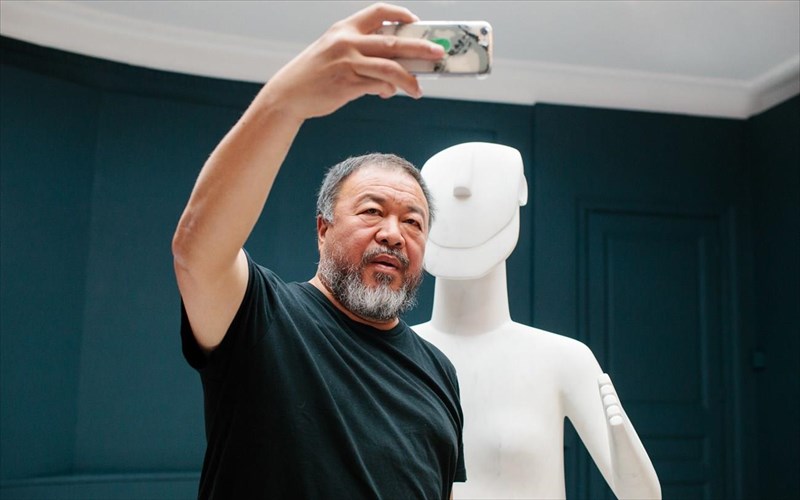 ai-weiwei-na-sunexisoume-ti-maxi-allios-tha-xreiastei-na-to-kanoun-ta-paidia-mas