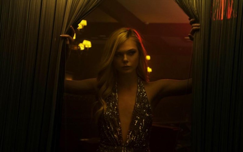 to-the-neon-demon-einai-ena-next-top-model-gia-tous-fans-tou-ntario-artzento