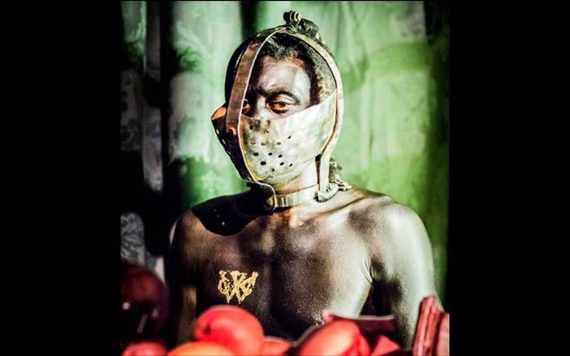 exhibit-b-mia-anthropini-egkatastasi-pou-mas-fernei-antimetopous-me-tin-istoria-tou-ratsismou