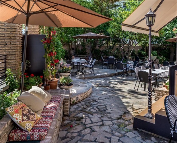 el-Jiron-o-proin-lotos-ston-faro-psuxikou-metallassetai-se-all-day-bar-restaurant-kai-mas-aresei-proin-lotos-ston-faro-psuxikou-metallassetai-se-all-day-bar-restaurant-kai-mas-aresei