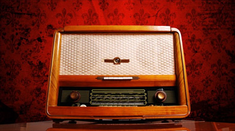 to-parelthon-to-paron-kai-to-mellon-tou-radiofonou