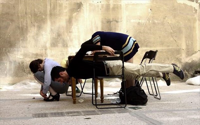 kritiki-i-falakri-tragoudistria-mesa-apo-elpidoforo-kai-drosero-blemma