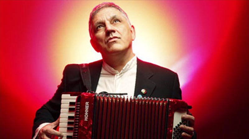 o-nikos-portokaloglou-giortazei-ta-30-tou