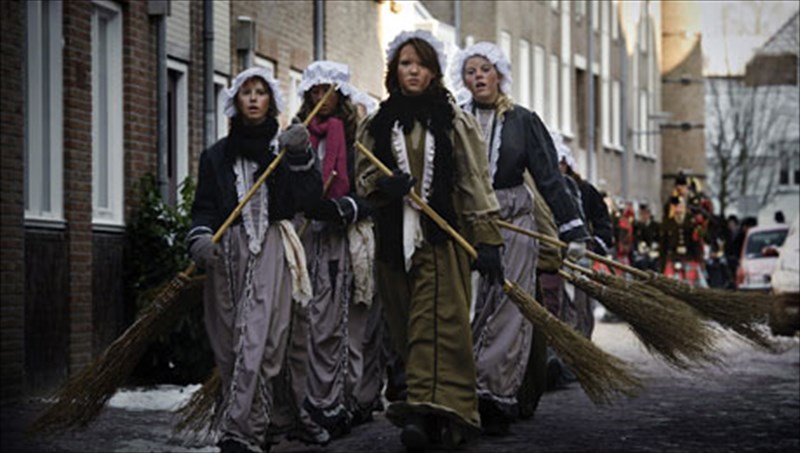 apokodikopoiontas-ton-karolo-ntikens