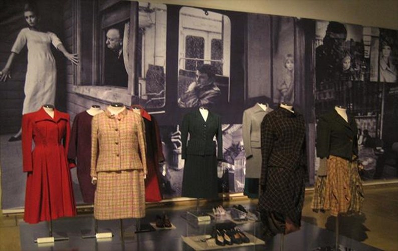 exhibiting-dress-mia-ermineia-tis-koinonias-mesa-apo-tis-taseis-tis-endumasias