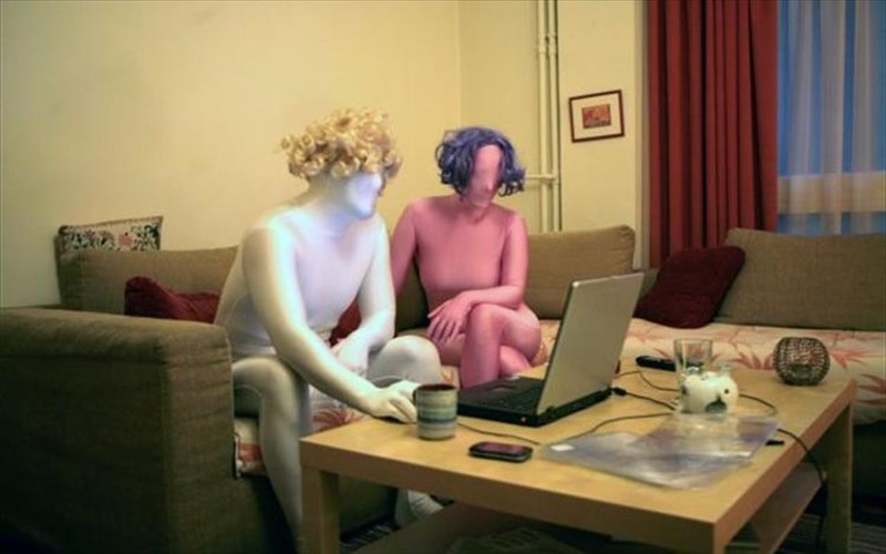 kritiki-enas-kanapes-laptop-kinita-kai-i-anousiotita-tou-na-zeis-anousiotita-tou-na-zeis