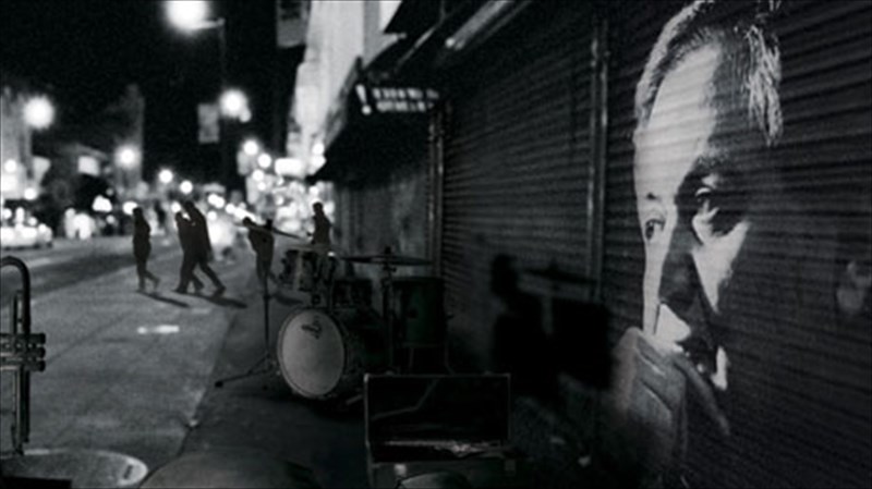 i-tzaz-pleura-tou-xartinou-feggariou-sto-half-note