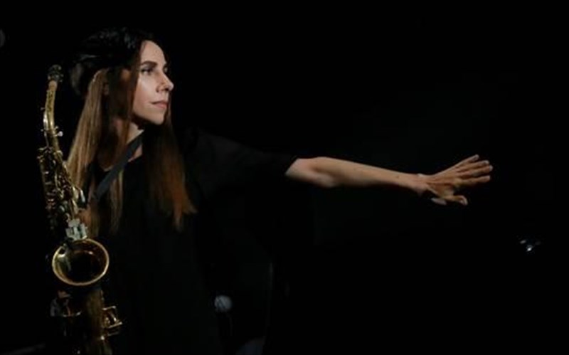 to-show-tis-pJ-harvey-einai-isos-to-pio-poluanamenomeno-tou-kalokairiou