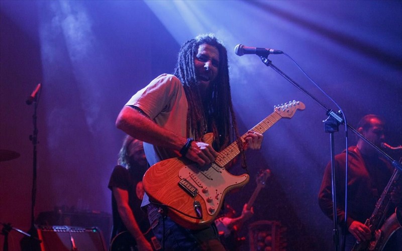 mia-bradia-mousikon-diastauroseon-apo-tin-afriki-kai-olo-ton-kosmo