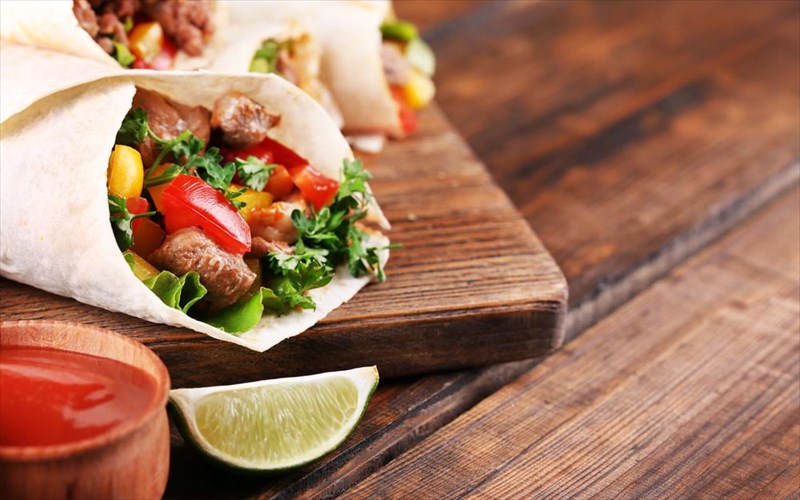 fiesta-mexicana-to-mama-roux-ksanafernei-to-meksiko-stin-aiolou