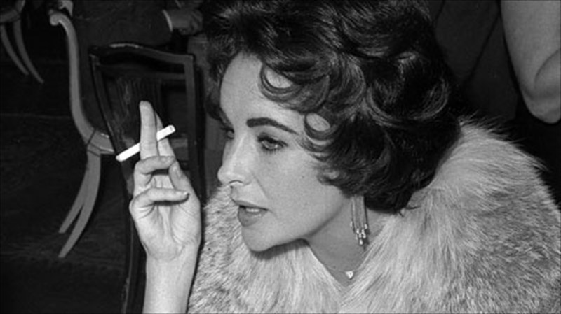 xoros-ekatommurion-gia-ti-sullogi-ergon-tis-elizabeth-taylor