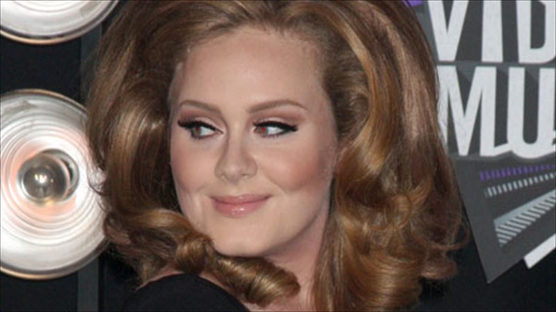 i-adele-thriambeuei-upo-ti-skia-tis-whitney-houston-sta-grammy-2012