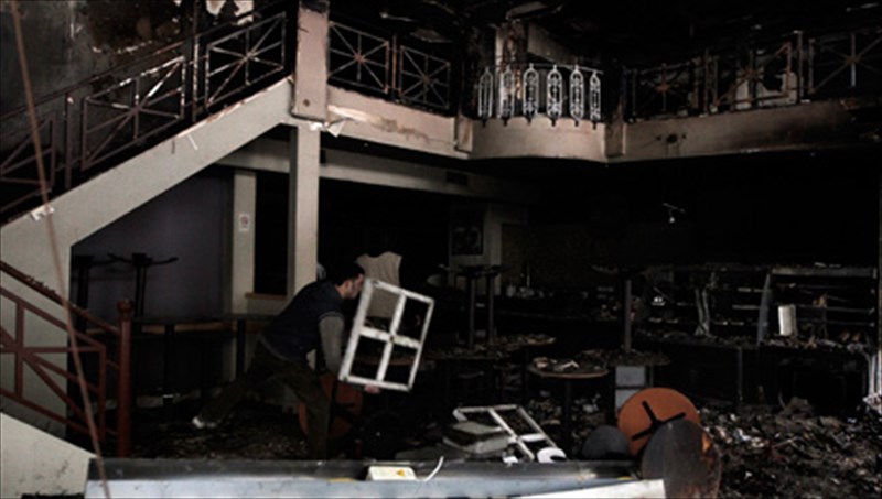 apomeinaria-mias-nuxtas-gia-attikon-kai-astu