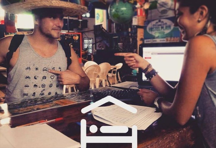 to-mplouzaki-pou-milaei-oles-tis-glosses