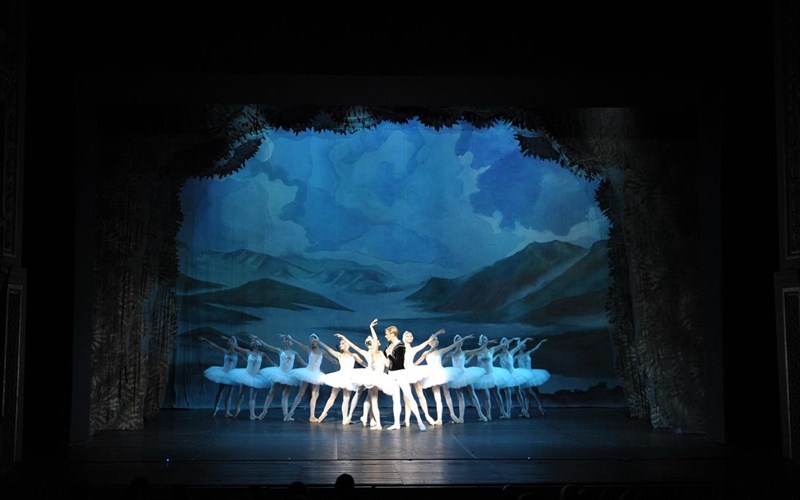 i-limni-ton-kuknon-taksideuei-sta-megalutera-anoixta-theatra-tis-elladas