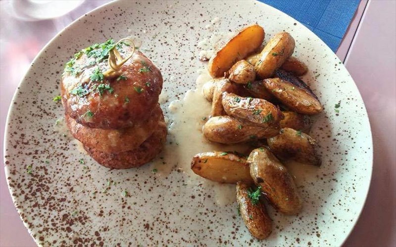 neo-drosero-menou-me-gallikes-melodies-mageireuetai-sto-chapeau