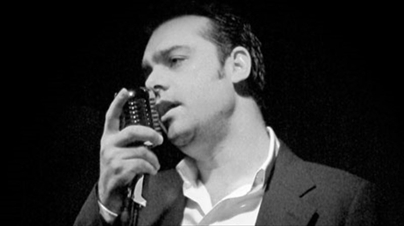 mousiko-taksidi-sto-parelthon-me-kokkino-beloudo