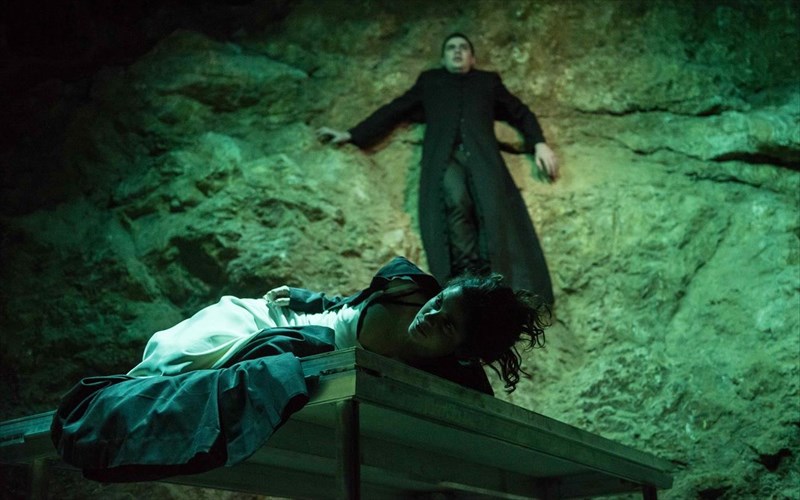 kritiki-aneipotes-istories-se-theatro-tou-logou-me-resital-ermineion