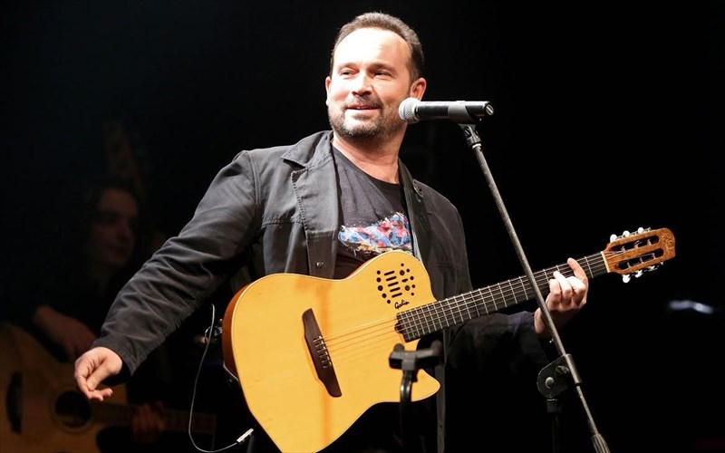 o-kostas-makedonas-sto-theatro-petras