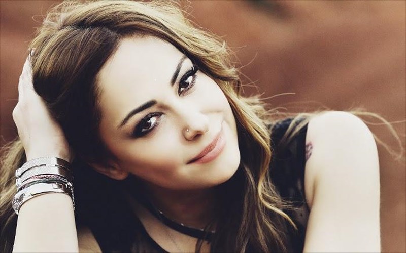 i-melina-aslanidou-pairnei-to-kalokairi-agkalia-sto-beakeio-theatro-peiraia