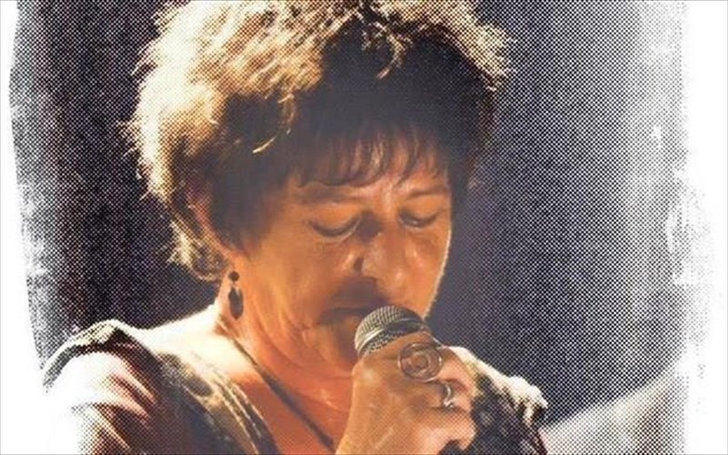 i-foteini-belesiotou-kai-tesseris-korufaioi-mousikoi-se-mia-sunaulia-odoiporiko-stin-mesogeio