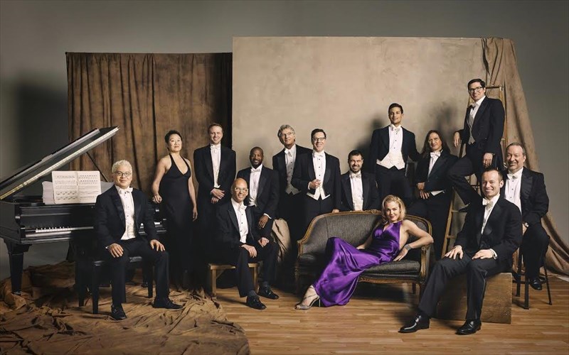 oi-pink-martini-gia-ena-bradu-stin-texnopoli