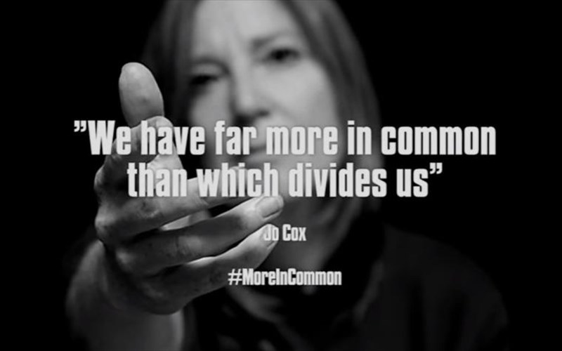 oi-portishead-apotinoun-foro-timis-sti-Jo-cox