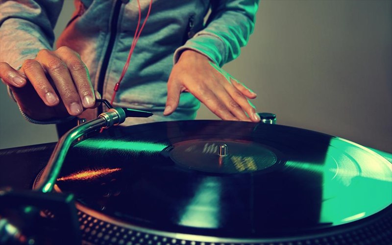 zeugaria-paragogon-kai-mousikon-se-ena-radiofoniko-partu-stin-taratsa