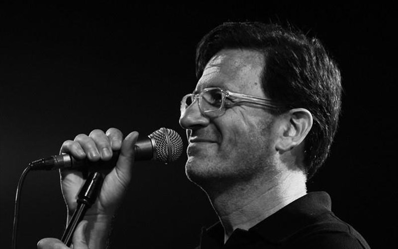 o-ioulios-fernei-ton-papakonstantinou-sto-beakeio