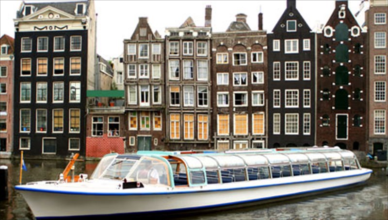 mageutika-taksidia-sta-kanalia-tou-kosmou