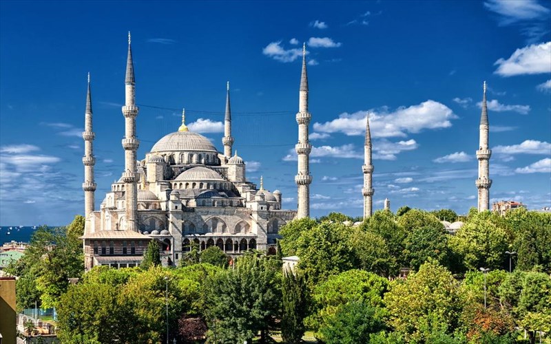 i-foteini-pleura-tis-konstantinoupolis-pera-apo-tin-tromokratia