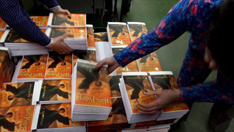 i-suggrafeas-tou-xari-poter-enilikionetai