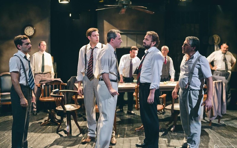 oi-12-enorkoi-gia-mia-mono-parastasi-ton-septembrio-sto-megaro-plakentias