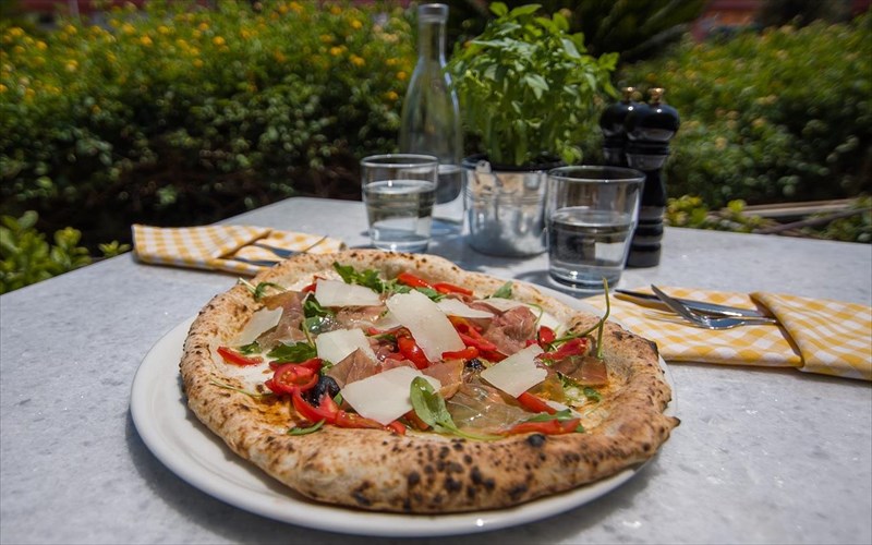 i-pitsa-napoletana-sunanta-to-aperitivo-kai-gennietai-to-napolitivo