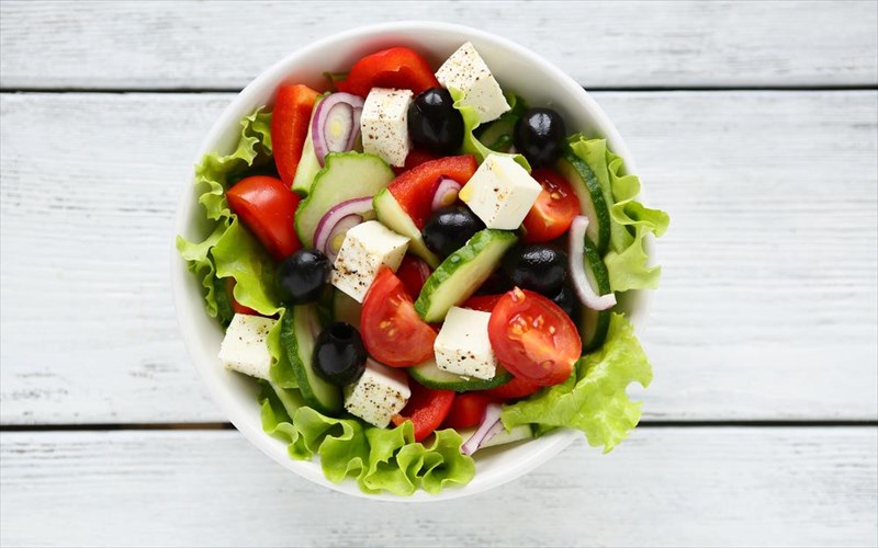 xoriatiki-i-agapimeni-mas-kalokairini-salata-kai-ta-ofeli-tis-agapimeni-mas-kalokairini-salata-kai-ta-ofeli-tis