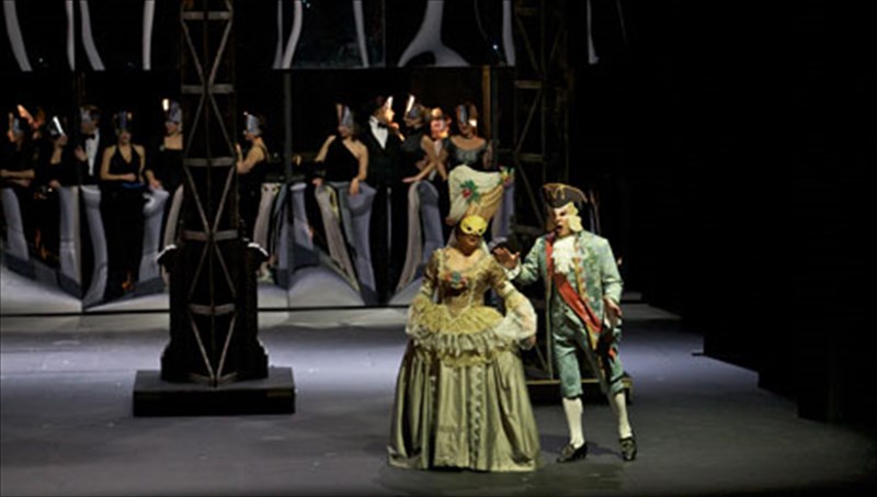 enas-xoros-metamfiesmenon-ksana-sti-luriki