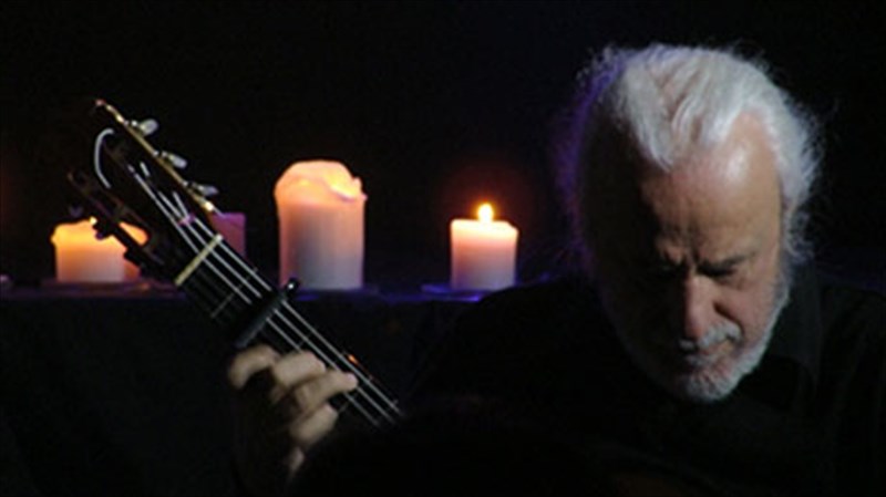 o-notis-mauroudis-me-eklektous-kalesmenous-sto-half-note