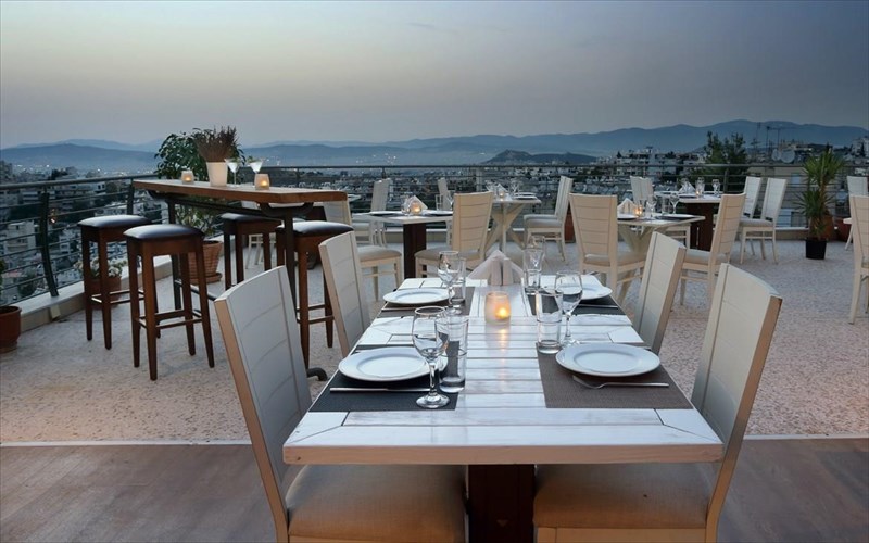 mpalkoni-stis-kuklades-atmosfairiki-thalassini-gastronomia-me-monadiki-thea