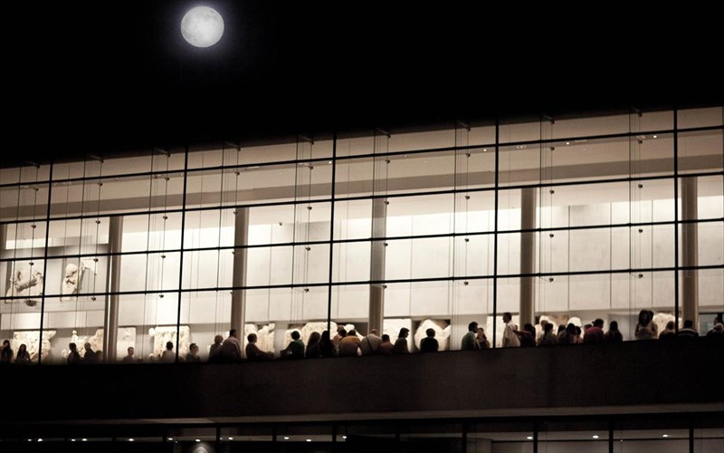 to-augoustiatiko-feggari-giortazei-gia-duo-bradies-me-to-mouseio-akropolis