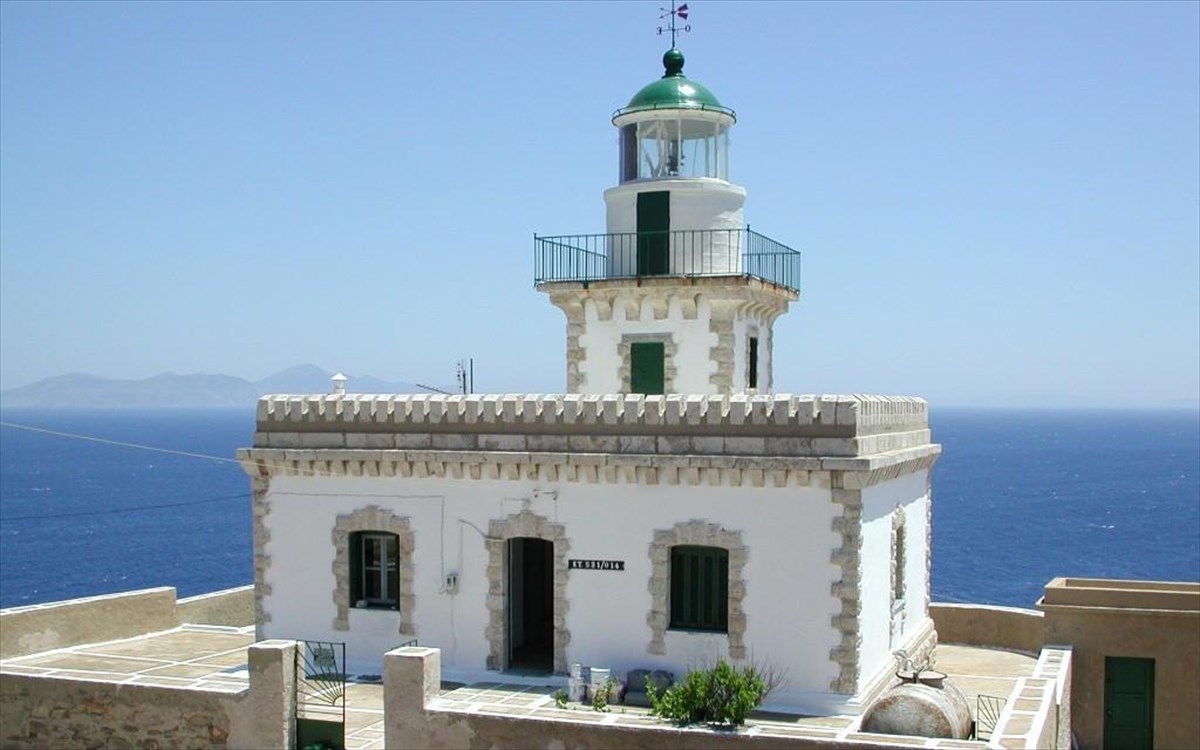 faros-sto-spathi-serifou