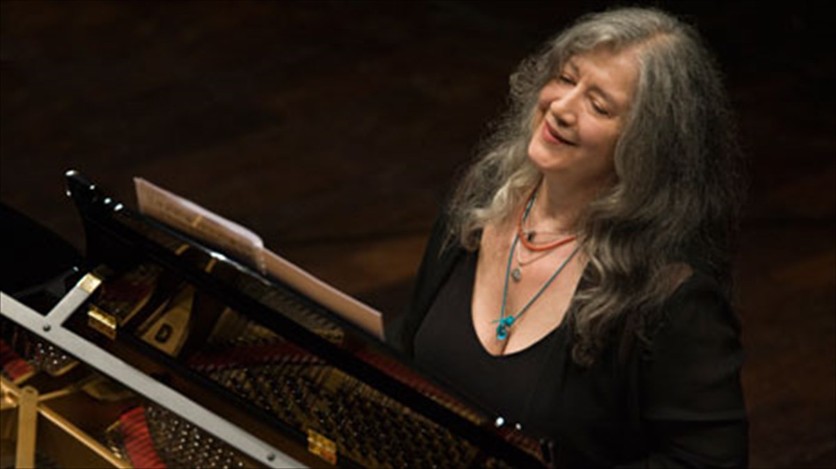 mia-xarismatiki-pianista-kanei-thaumata-sto-megaro