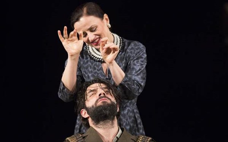 mia-bradia-me-tin-oresteia-sto-theatro-irodou-attikou