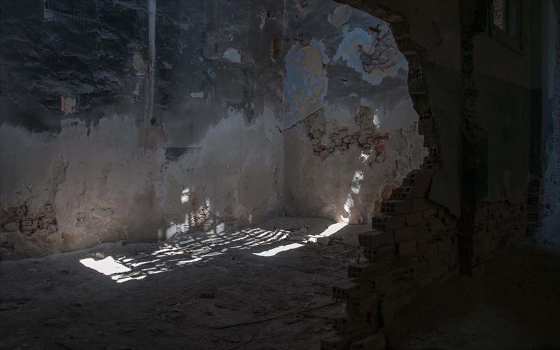 dialogos-metaksu-fotos-kai-skotadiou-sto-palaio-elaiourgeio-eleusinas