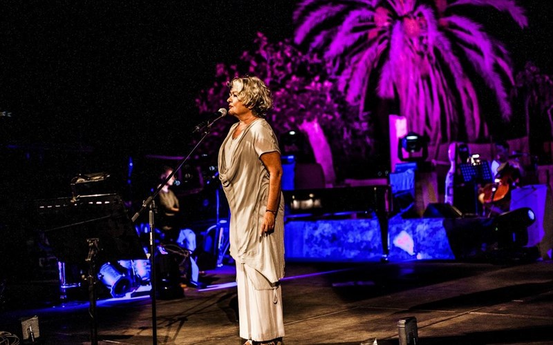 i-tania-tsanaklidou-mas-thumizei-pos-meinan-ta-tragoudia-mona-sto-irodeio