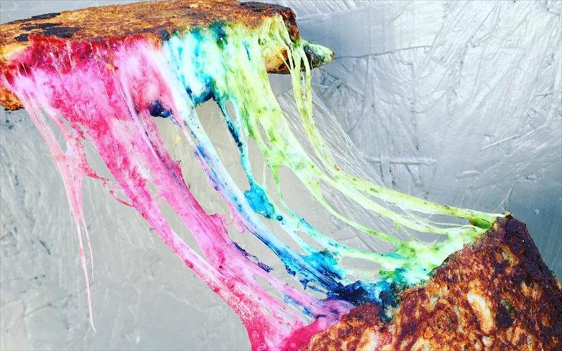 tost-technicolor-otan-to-fagito-metatrepetai-se-ouranio-tokso