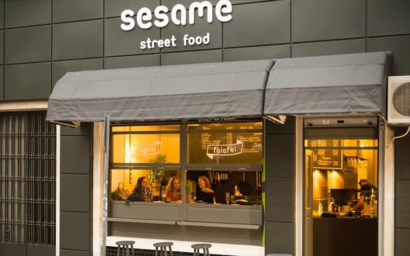 fthinoporino-geustiko-parti-sto-sesame-street-food-cafe