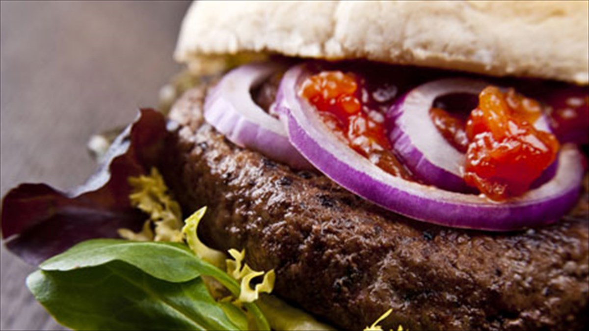 ena-mustirio-burger-me-kreas-apo-ergastirio