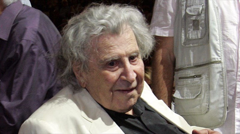 o-mikis-theodorakis-enopion-tou-koinou-tou